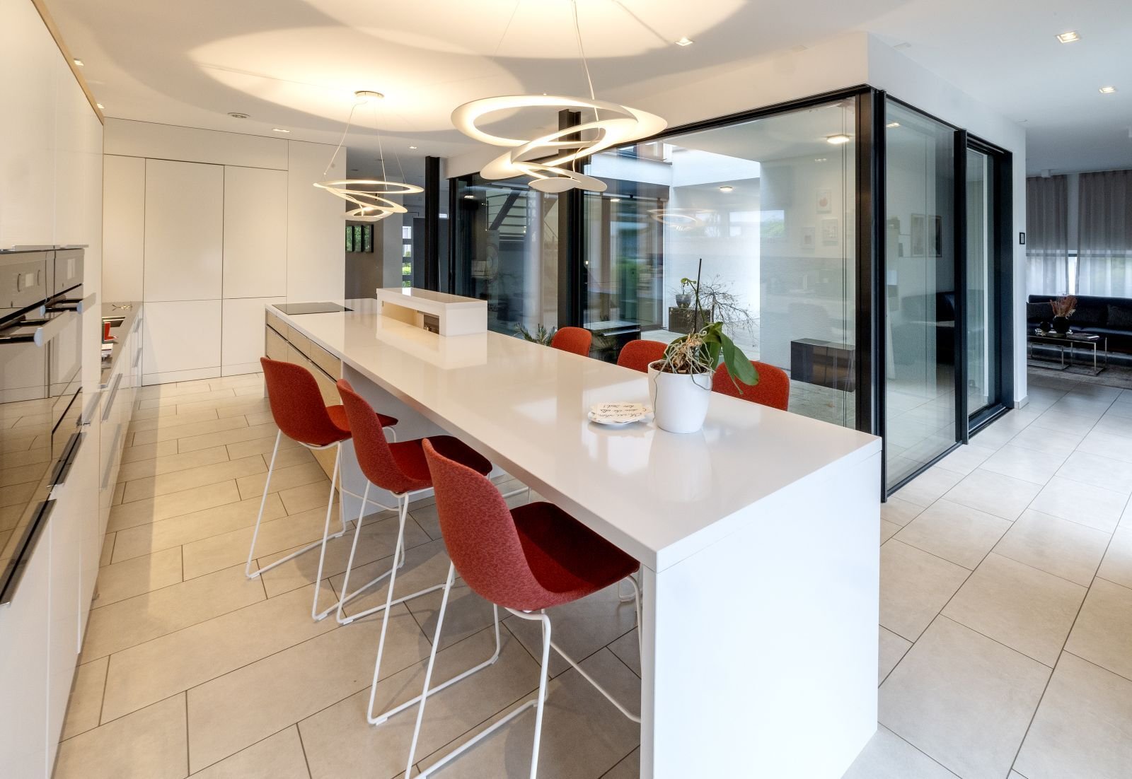 Viel Licht durch viel Glas im Haus ! Geniale Wohnlandschaft - sehen sie selbst ! Mit Grundstück berechnet !