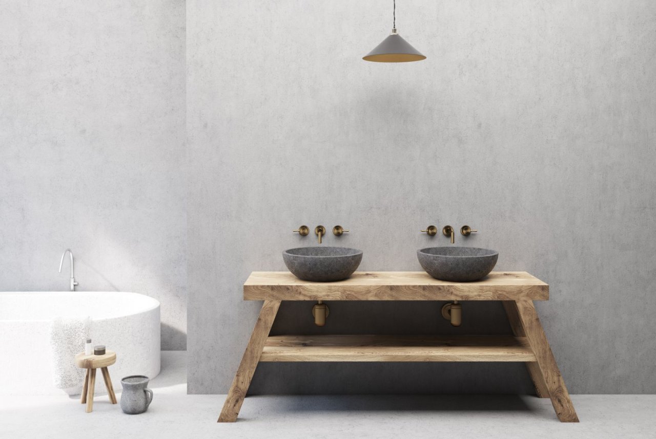 Badezimmer mit freistehender Badewanne, Steinwaschbecken und Holztisch Badezimmer mit freistehender Badewanne, Steinwaschbecken und Holztisch