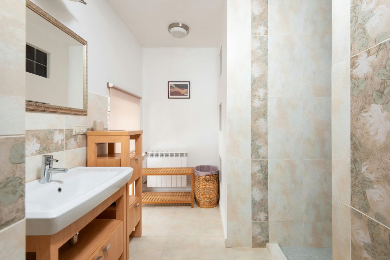 Badezimmer mit Waschtisch aus Holz und Dusche Badezimmer mit Waschtisch aus Holz und Dusche