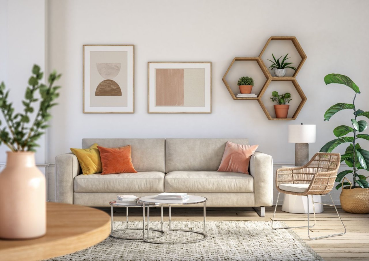 Wohnbereich mit Sofa, Wanddekoration und Pflanzen