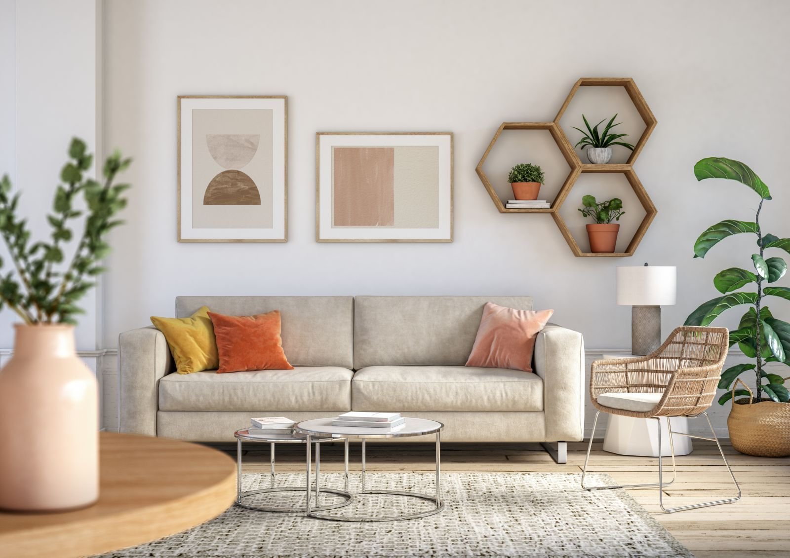 Wohnbereich mit Sofa, Wanddekoration und Pflanzen Wohnbereich mit Sofa, Wanddekoration und Pflanzen