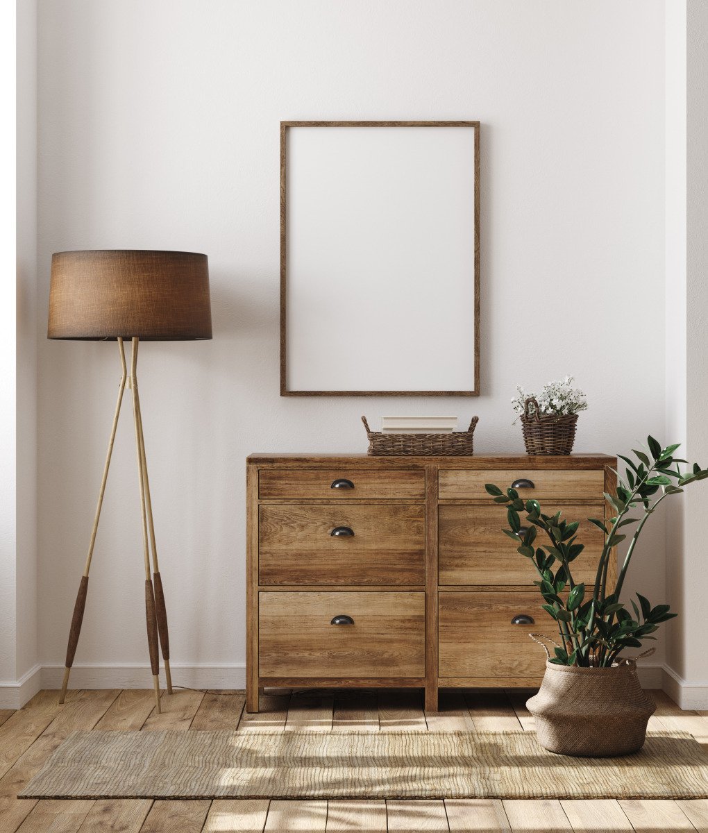 Kommode im Eingangsbereich entlang der Wand platziert