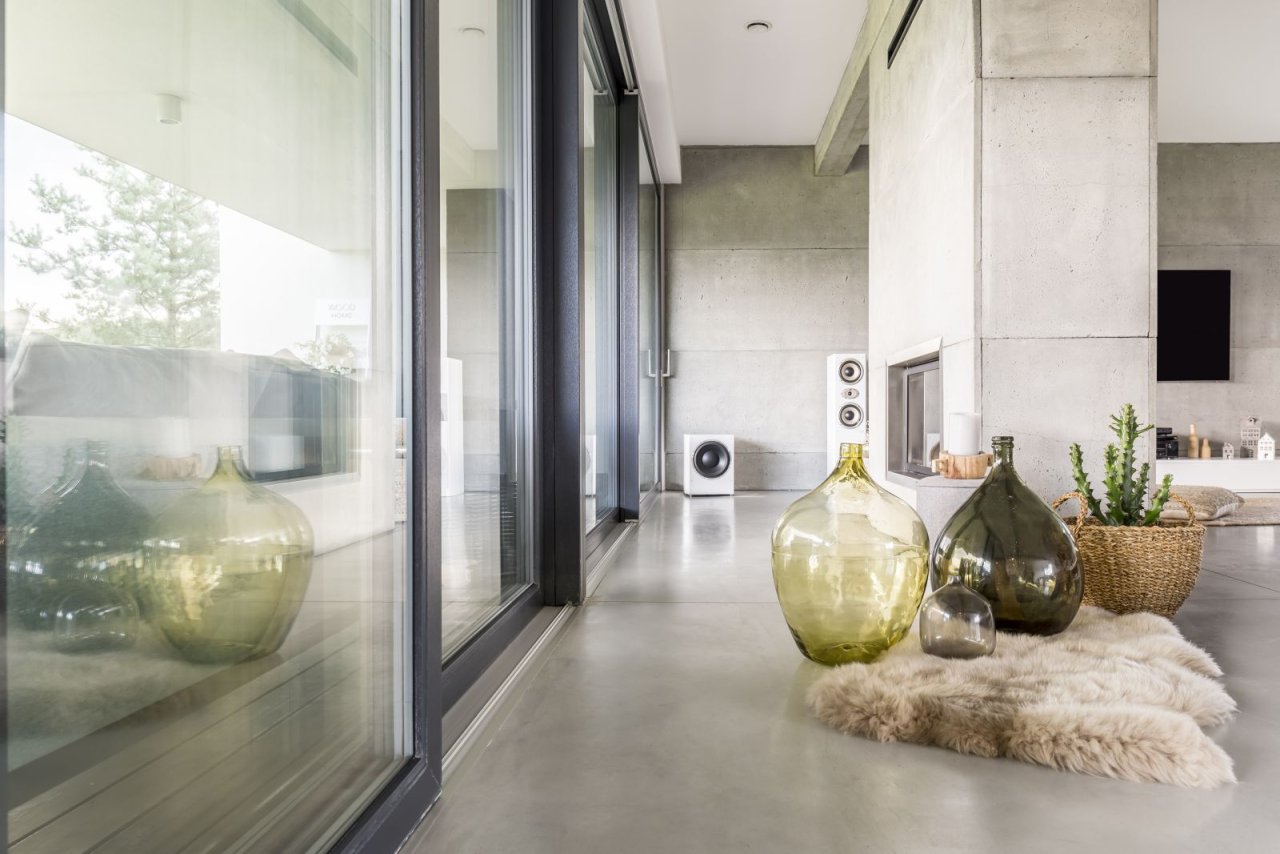 Zeitgemäßer Innenraum mit klarer Architektur und Fensterfront