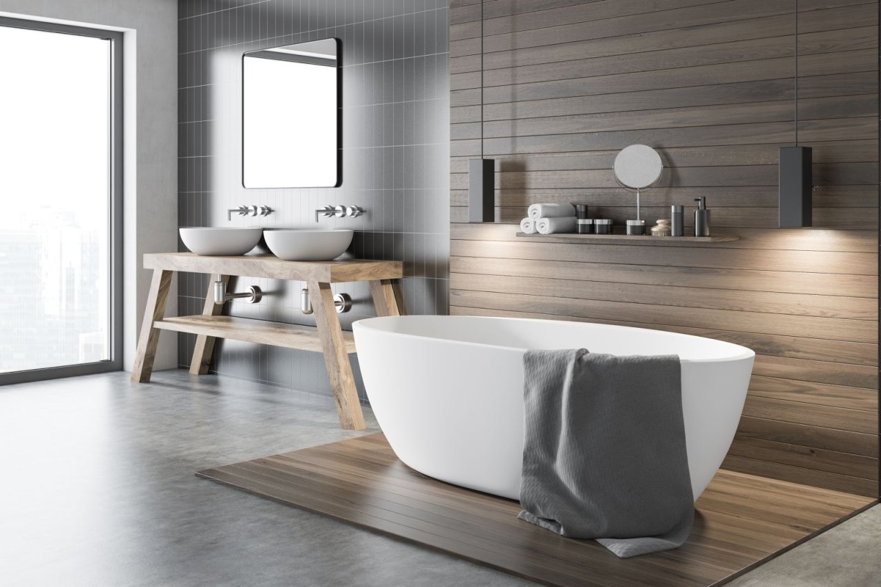 Modernes Bad mit Steinwaschbecken auf Holztisch und freistehender Badewanne