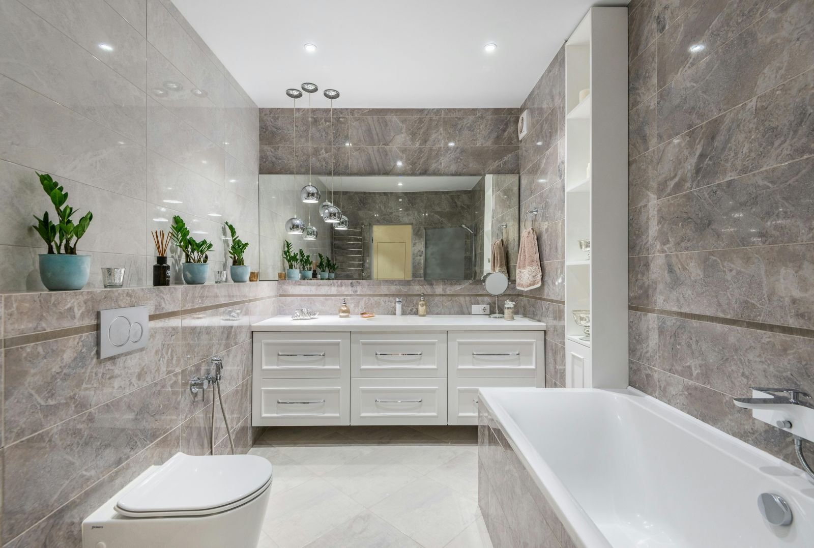 Badezimmer mit Waschtisch, Badewanne und WC Badezimmer mit Waschtisch, Badewanne und WC