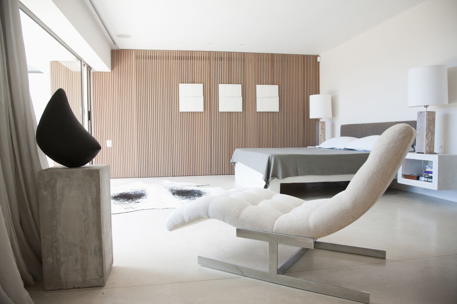 Schlafzimmer mit Holzwand und Doppelbett Schlafzimmer mit Holzwand und Doppelbett