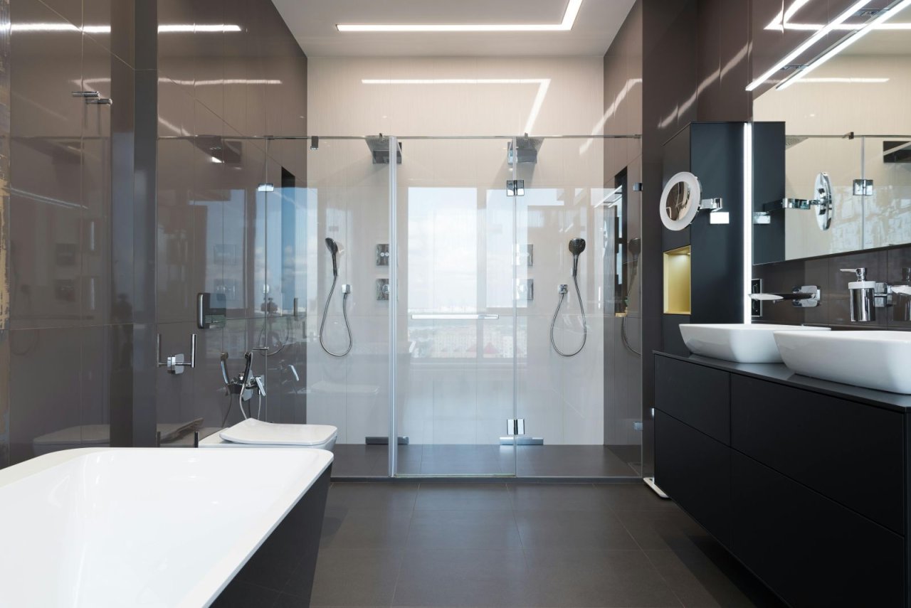 Modernes Badezimmer in Dunkelgrau mit Glasdusche
