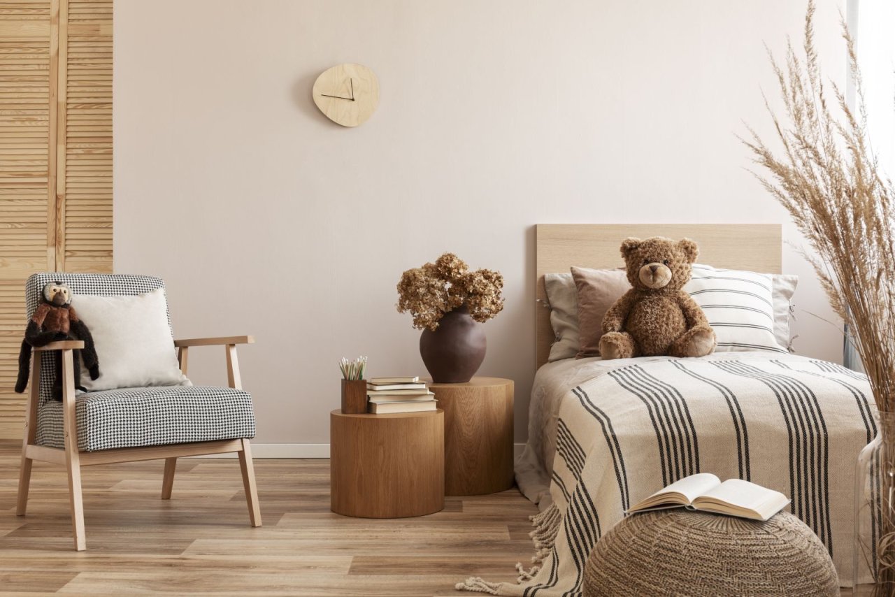 Kinderzimmer mit Einzelbett und Holzmöbeln Kinderzimmer mit Einzelbett und Holzmöbeln