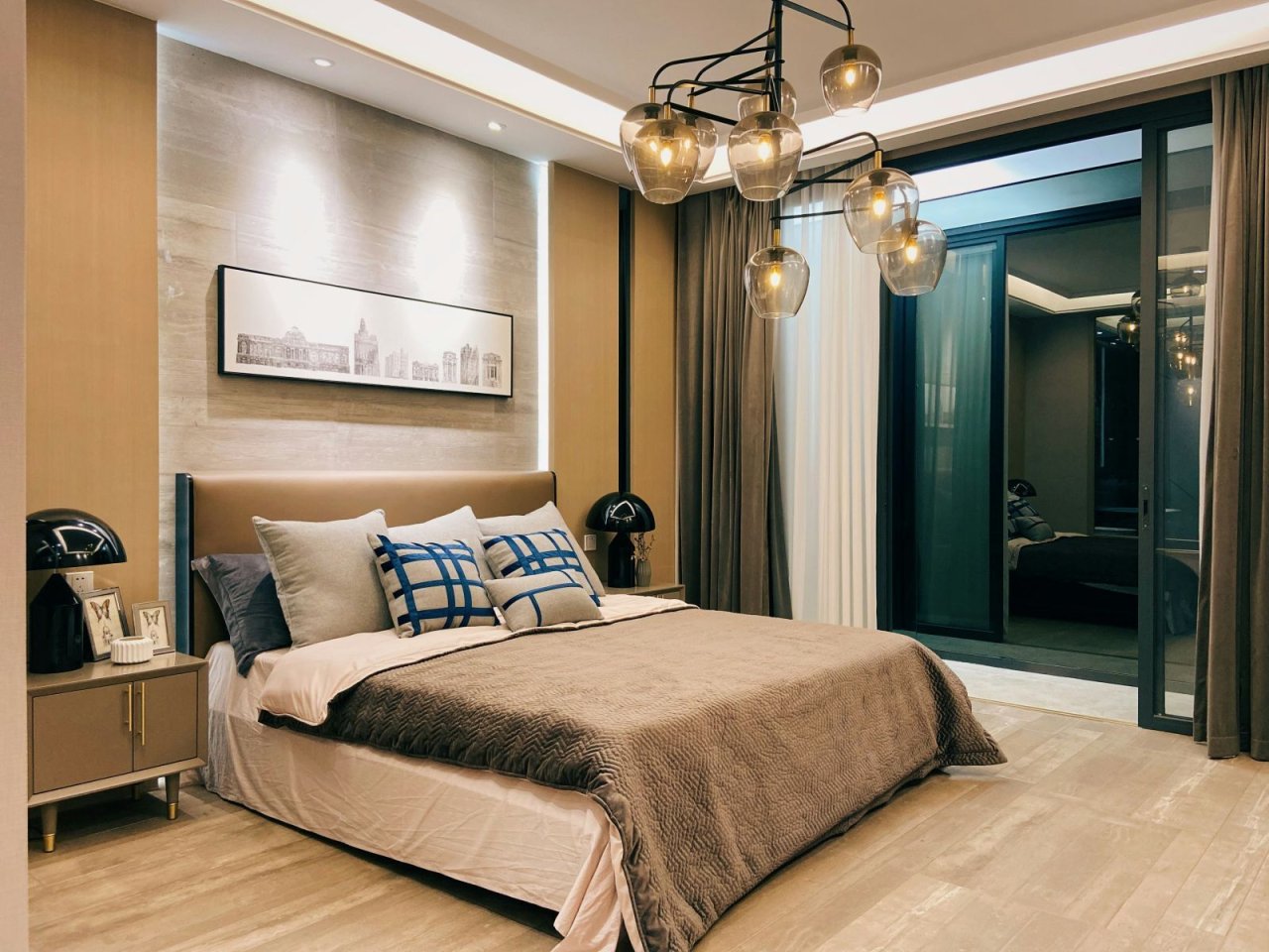 Elegantes Schlafzimmer in warmen Beigetönen