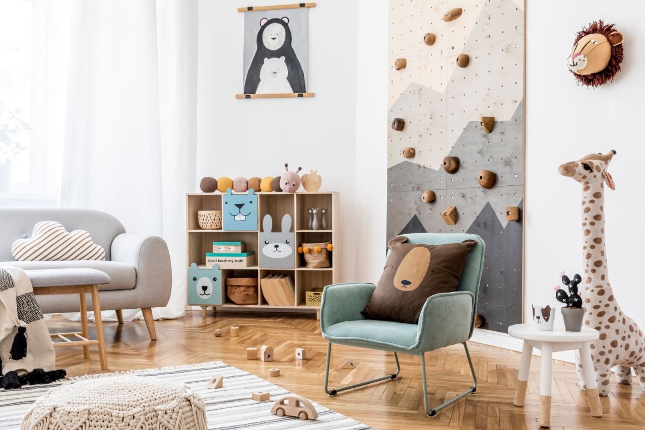 Kinderzimmer mit Holzregal, Spielzeug und Kletterwand Kinderzimmer mit Holzregal, Spielzeug und Kletterwand